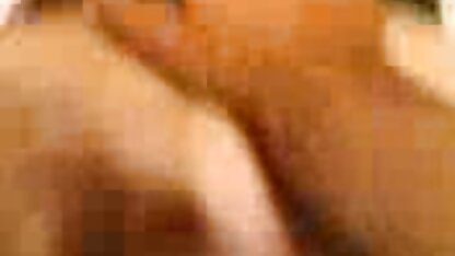 Ele morde porno alta qualidade uma prostituta na câmara.