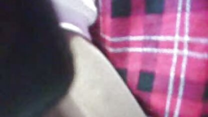 Uma jovem melhores videos porno hd com pestanas compridas faz um broche no quintal a hahala.