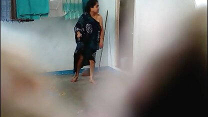 Mamilo a enrolar-se com um vibrador preto à videos eróticos em hd frente da webcam.