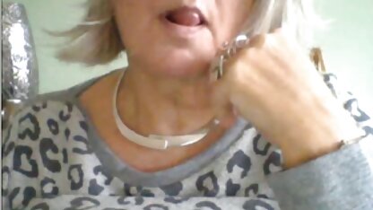 A morena MILF pega na pila anal e no vibrador na cama. porno hd torrents