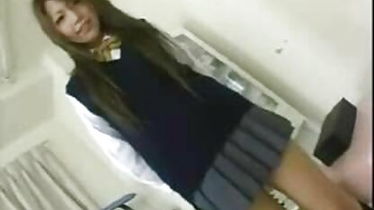 Uma porno torrent 4k mulher de meias pretas masturba-se em frente à webcam, liga a música