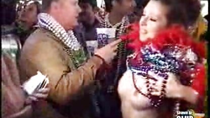 Duas mulheres bonitas a pedir roupas e hd pornô uma convidada.