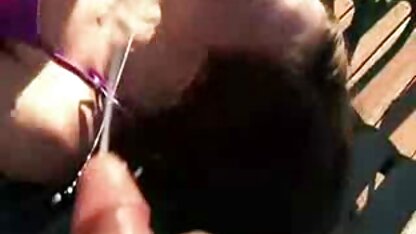 Banhos travestis de cabelo castanho e acariciando-lhe as virilhas com a mangueira polar pornô hd do duche