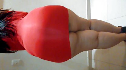 A morena levou um membro das namoradas entre os seios de silicone, e depois para a vagina. eroticos em hd