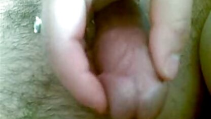 Uma mulher de cabelos brancos, feliz por satisfazer um novo desenho porno em hd amante.