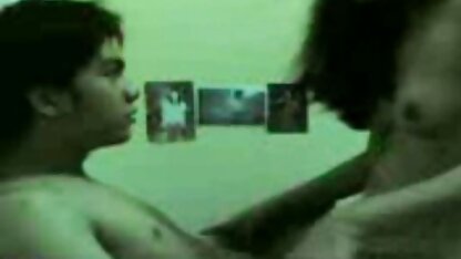 Negros e homens maquilhados tiram o pescoço e o ânus de uma sites porno hd multidão de virgens no círculo