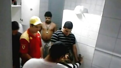 A gorda põe um pénis de borracha em porno legendado hd frente à webcam na vagina.