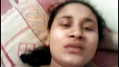 Um homem a olhar para uma sites pornos hd mulher asiática de saia curta para limpar o pó