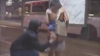Duas lésbicas em malha lambem uns aos outros rabos na melhores videos pornos em hd cama