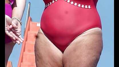 Latina de vestido preto a fazer sexo com um homem na casa de videos de gostosas hd banho