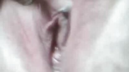 Uma loira de meias a ver filme porno hd mexer na vagina.