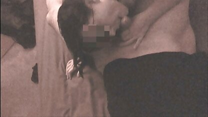 A mãe está sentada no Focker videos porno em alta resolução com os seus seios grossos.