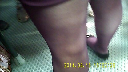 Cuspir numa videos eroticos em hd rapariga, enviar e entre as fileiras da natureza perto do rio