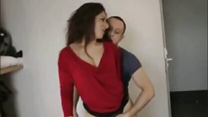 A Milf o melhor porno hd masturba-se com um vibrador enorme.