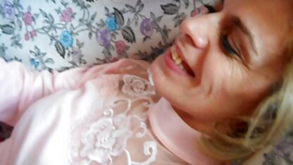 A beleza masturba-se entre seios e sexo com o pornor hd namorado.