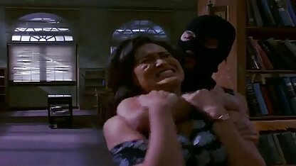 A Sexy Kimberly Brinks é fodida pornô hd grátis por um negro que anda num motel.
