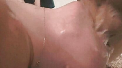 Um vizinho site porno gratis hd entrou no chapéu de uma mãe com um peito grande na casa de banho.
