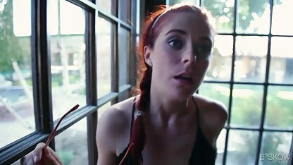 Atletas de pele escura posam porn hd lindas no sofá antes de foder e foder