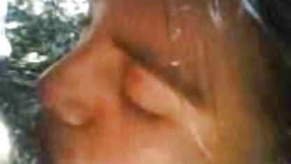 A masturbação de uma jovem mulher é um brinquedo sexual e o seu próprio conjunto de punhos anal hd pornô na webcam.