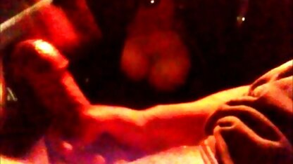 Um casal de lésbicas Casuais um ao outro fazem anilingus no sofá os melhores sites porno hd