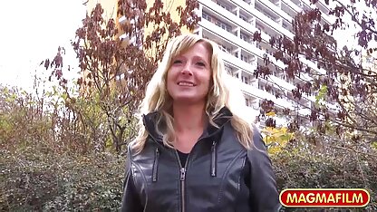 Mulheres maduras em meias fazem um porno hd portugues broche para pôr um homem no sofá.