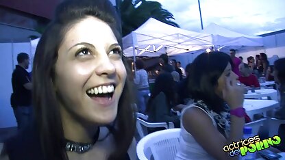 Busty sexo em desenho hd MILF tira o vestido laranja e torce as ancas para a música.