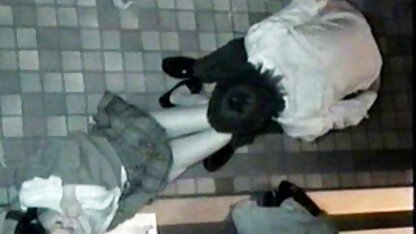 Um homem com uma garrafa de cerveja a foder a namorada. polar pornô hd