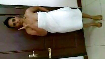 Uma bela mulher de vestido curto caminhando ao longo da área porno imagem hd pedonal e inadvertidamente brilha com nádegas largas