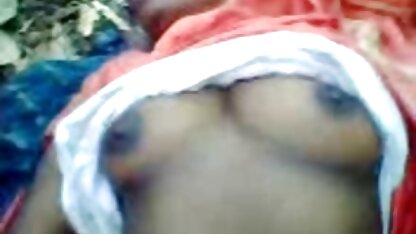 Uma mulher chinesa de branco a engolir a mala video pono hd de um amigo