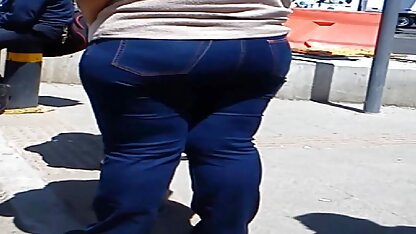 Um tipo com o videos de sexo com novinhas em hd rabo largo em meias rasgadas a apalpar o lugar com um vibrador na casa de banho.
