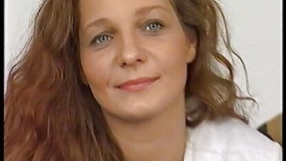 Uma mulher com meias pornô 1080p pretas está a mastigar hahala na cozinha.