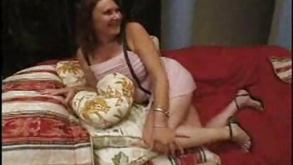Um adolescente giro de óculos porno ao vivo hd faz um broche enquanto está sentado na cara do amigo na cama.