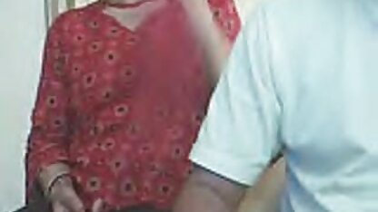 Uma jovem de saia e Meias a pornos hds chupar o joelho de um velho de joelhos