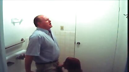 O homem terminou a rata a loira depois do porno de alta definição procedimento no solário