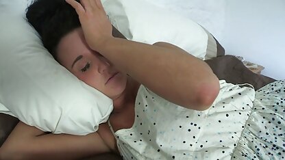 A jornalista estava a deitar água de uma lata de água na porno hentai em hd vagina dela e a bater-lhe na vagina com um brinquedo no canto da casa de banho.