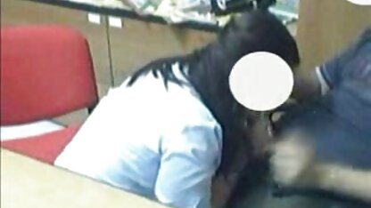Os alunos celebram o aniversário da rapariga com rapazes no dormitório. porno kd
