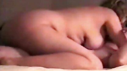 Um homem lambe a boca da mulher no brasileiras porn hd quarto.