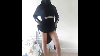 Uma mulher chupa pornô anal em hd o marido e lambe.