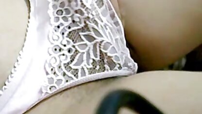A morena está cheia de luxúria videos pornos brasileiros em hd em roupas roxas, sentada na cara de um homem de calções pretos.