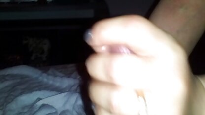 O homem atrai porno cu hd uma mulher kookan com um saco nas costas.