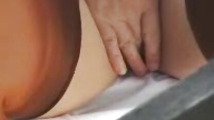 A rapariga loira chupa o motorista e faz amor num local de construção. pornô hd externo