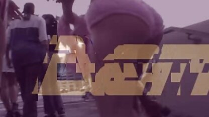 A empregada afro-americana vídeo pornô hd grátis faz um broche a um homem na sala.