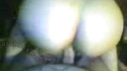 Uma rapariga com uma pornô caseiro hd tatuagem na anca a trabalhar com a boca e o local no topo do quadro de feminilidade a bordo de um navio de cruzeiro.