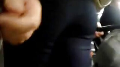 Um homem com uma filme porno hd completo barriga de cerveja a comer uma mulher madura em frente à webcam e a vir-se na boca