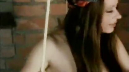 Uma mãe de saias curtas papel x pornô em hd limpo numa sala