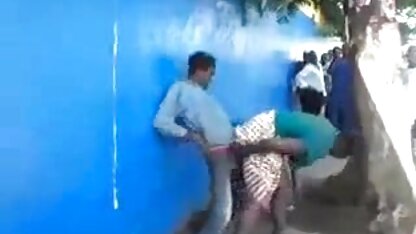 Mulher a foder rabo com uma cenoura na frente da lente da Câmara sexo em desenho hd