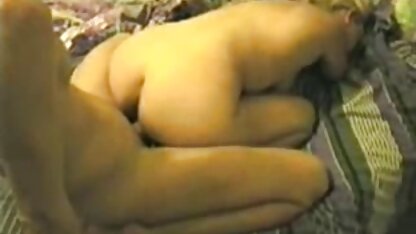 A mãe de uma criança de 40 anos com saltos altos cravejados com sexo anal no video porno de alta qualidade chão perto da cama