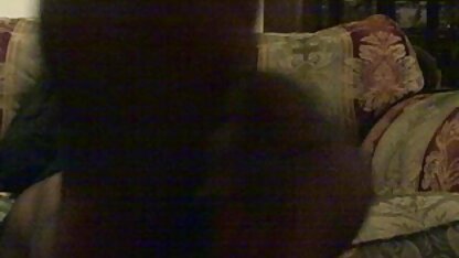O homem espalhou a miúda russa para massajar e juntar, e depois deu-lhe a boca pornô hr e a rata.