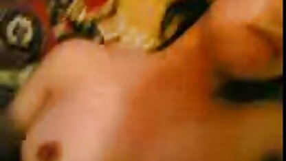Uma miúda de vermelho no braço do sofá de cabedal e vem-se porno desenho em hd na rata