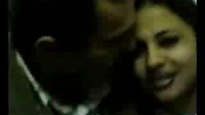 A jovem loira video erotico hd mostra o rabo grande enquanto está de quatro